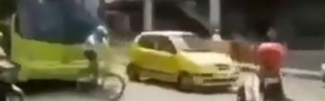 ŠTA LI MU JE OVO TREBALO?! Napravio potpuni kolaps u saobraćaju, a vozača autobusa doveo do LUDILA!