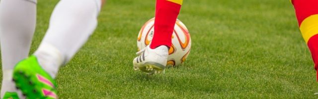 (HIT VIDEO) Cela Srbija plače od smeha: Fudbaler Javora šutnuo korner zastavicu umesto lopte!