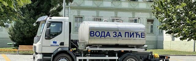 Na Trgu slobode postavljena cisterna sa vodom za piće