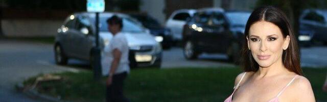 "Univerzume, hvala ti na svemu": Ana Sević danas proslavlja svoj rođendan, voditeljka blista u uskoj haljini, suprug je ne pušta iz naručja (FOTO)