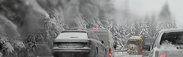 Sneg izazvao kolaps širom Srbije: Putevi skroz zavejani, VEJE LI VEJE kao da je JANUAR - RHMZ niže UPOZORENJA