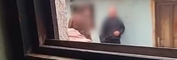 (UZNEMIRUJUĆI VIDEO) JEZIVO PORODIČNO NASILJE ZAPREPASTILO SRBIJU! Sin šamara oca, majka snima taj užas i komentariše