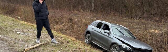 PEVAČ UDARIO U BANKINU I SLETEO U KANAL, isplivale prve fotografije uništenog automobila sa lica mesta (FOTO)