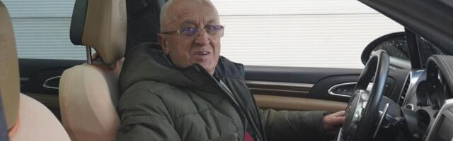 VOLEO 43 GODINE MLAĐU DEVOJKU, PA RASKINULI! Naš pevač (78) važi za najvećeg švalera na estradi, pokrivao i kolege u prevarama