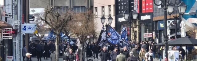 Pogledajte korteo navijača Novog Pazara za meč sa Zvezdom, pale i prve uvrede na račun crveno-belih