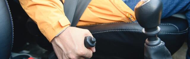 Da li uvek treba povlačiti ručnu kočnicu prilikom parkiranja? Stručnjaci imaju jasan odgovor