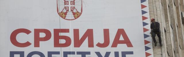 Rečeno, ispunjeno! Skinut transparent "Srbija pobeđuje" sa Palate Albanija - blokaderi nastavili da maltretiraju ekipu Informera (FOTO)