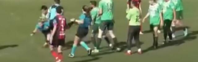 NASRNUO S LEĐA I PESNICOM UDARIO ŽENU SUDIJU U GLAVU! Skandal na fudbalskoj utakmici, ovako nešto nije viđeno! (VIDEO)