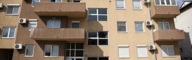 ON JE PRETUKAO GOLU DEVOJKU NA TERASI: Prvo joj poklanjao skupe poklone, pa je unakazio!