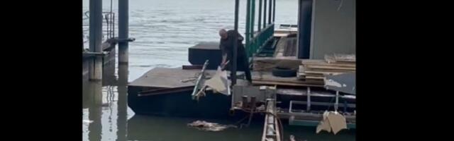 BRUKA Otpad sa splava bacao direktno u reku (VIDEO)