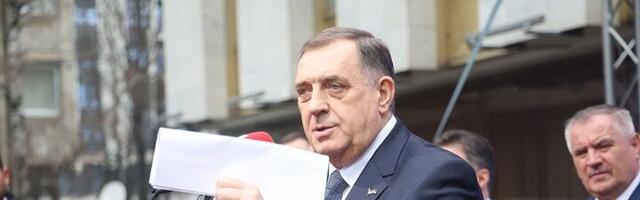 Dodik tvrdi da će se u subotu vratiti u RS, na isti način kako je iz nje otišao