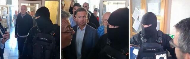 "Ko si ti da te se plašim? Sakrio si se iza maske": Opozicija i policajac sa fantomkom "oči u oči" u Zaječaru (VIDEO)