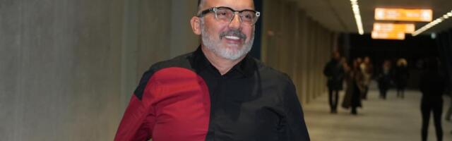 DIRLJIV TRENUTAK USRED KONCERTA: Toni Cetinski poljubio obožavateljki ruku kada mu je uručila ručno pleteni šal (VIDEO)