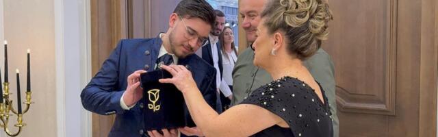 Ovo su roditelji Borka Radivojevića, unuku dali punu kutiju para: Uručili mu pred svima, a njegova reakcija...