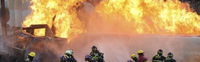 EKSPLODIRALA ISPOD MOSTA CISTERNA S GORIVOM! Ima mrtvih, vatrogasci goreli pred očima prolaznika