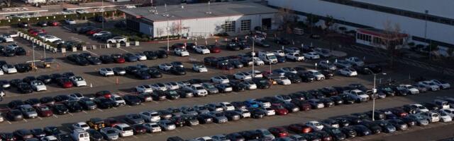 Ovo su automobili koje niko ne želi: Evo zašto više od 50.000 novih Tesla skuplja prašinu na parkingu!