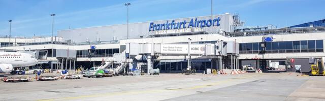 Parkirani avion "pao" zbog kvara na prednjem točku: Nestvaran snimak sa aerodroma u Frankfurtu
