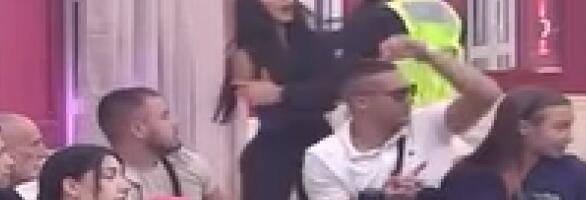 OD OVOG SNIMKA MAJE MARINKOVIĆ PODILAZI JEZA! Podivljala starleta dobila napad, obezbeđenje je "svuklo" sa stola! (VIDEO)