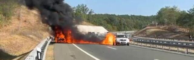GORI AUTOMOBIL NA MILOŠU VELIKOM, GUST DIM SE ŠIRI AUTO-PUTEM: Buktinja kod Lajkovca, ekipe na terenu! (FOTO)