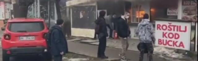 GORI RESTORAN BRZE HRANE U ZEMUNU! Vatrogasci se bore sa plamenom! (VIDEO)