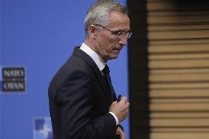Столтенберг: Кфор остаје на опрезу