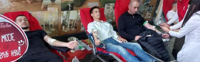 BRAVO ZA PARAĆINSKE MATURANTE: Masovno donirali krv, prikupljeno  56 jedinica (FOTO)