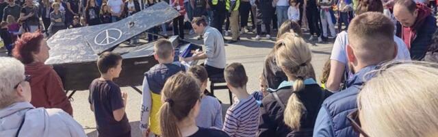 "Bela ćao" u Nišu: Italijanski pijanista svirao za studente u blokadi (FOTO/VIDEO)