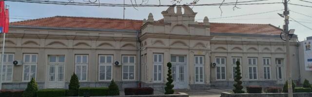 Slikanje sa Deda Mrazom, domaći kolači i igračke na novogodišnjem humanitarnom bazaru u Nišu