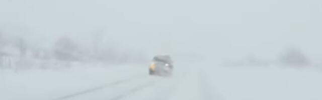 Apokaliptične scene kod Paraćina! Strašna snežna mećava okovala put, vozila se jedva probijaju (VIDEO)