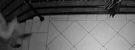 DA LI JE MOGUĆE DA JE OVO UKRAO?! Mladić sa kapuljačom prošao brzo i pokupio samo JEDNO, svi se pitaju ZAŠTO: "To se ne krade, već UZIMA po potrebi!" (VIDEO)