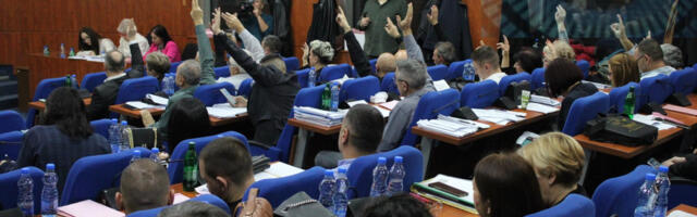 Ko je sve tu: Sednica Skupštine grada kroz foto priču