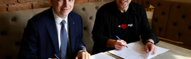 Млади из „Дечјег срца“ праве торбе и одећу од опреме посаде Ер Србије