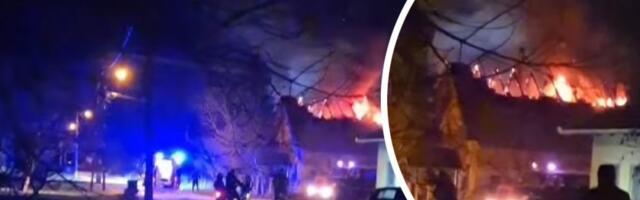 Buktinja progutala kuću u Bačkom Petrovcu: Vatrogasci spasioci na terenu, stigla pomoć i iz Novog Sada (VIDEO)