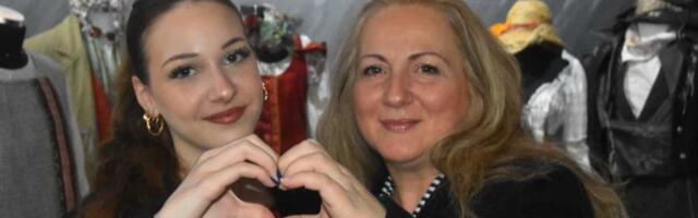 DECO, BRAVO! GIMNAZIJALCI ZA JEDNU MAMU! Kikindski gimnazijalci izveli humanitarni mjuzikl: Da jedna mama ode na transplataciju bubrega (FOTO)