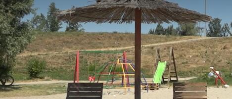 UKRADEN TOBOGAN SA DEČJEG IGRALIŠTA NA PLAŽI: Meštani Čelareva sa elanom i ljubavlju uredili letnju oazu, ali nečovek uzeo ono što mu ne pripada