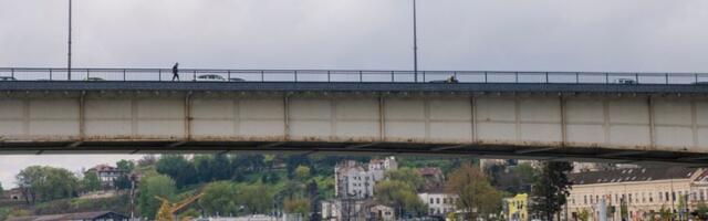 Zatvoren Brankov most, pristalice SNS organizovano idu ka Skupštini