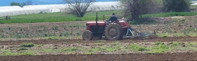 Prevrnuo se traktor, poginula žena