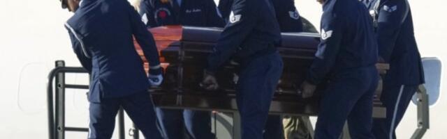 POTRESNO! KOVČEG SA TELOM ČARLIJA KIRKA STIGAO U ARIZONU! Džej di Vens učinio ono što je milionima razorilo srce! (VIDEO)