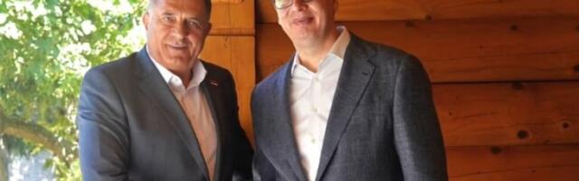 Monarhisti: Vučić uzvratio uslugu Dodiku u izbornoj krađi