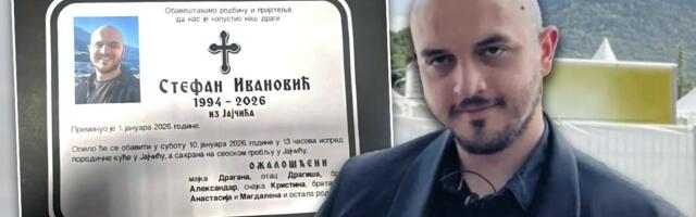 Reka ljudi se sliva u porodični dom Ivanovića: Sahrana heroja Stefana koji je život dao spasavajući druge, Hitna pomoć u dvorištu