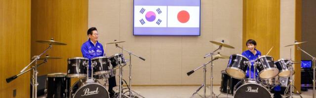 JAPANSKA PREMIJERKA I PREDSEDNIK JUŽNE KOREJE ZASVIRALI NA BUBNJEVIMA: Takaiči i Li napravili šou, hit snimak sa diplomatske posete! (VIDEO)
