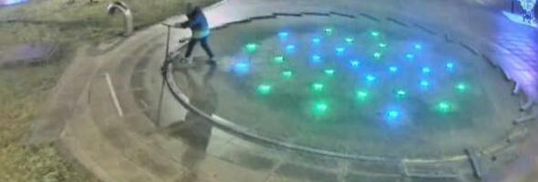 Vandal OŠTETIO FONTANU na Trgu vojvode Radomira Putnika (FOTO)