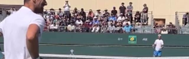 Devojka na treningu pitala Novaka da je oženi: Odgovor drugog navijača sa tribina pošteno nasmejao Đokovića