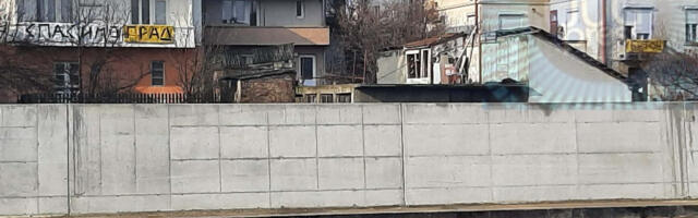 Odbornici većine u Vlasotincu odbacili zahtev za referendum o ograđivanju Vlasine, predsednik puštao film a zamenik najavio da će da ukrase zid