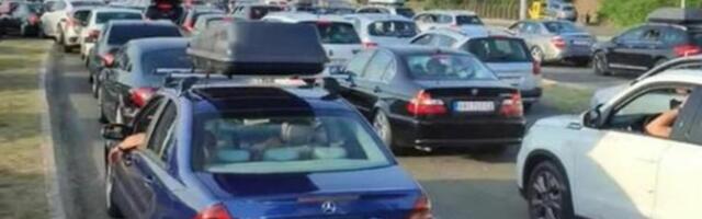 DEVOJČICI POZLILO NA EVZONIJU: Turisti zaglavljeni na granici sa Grčkom, čekaju satima, napetost na ivici incidenta