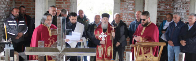 VELIKI DAN ZA VERNI NAROD MILEŠEVSKOG KRAJA: Mitropolit Atanasije osveštao krstove i zvono za novi hram kod Prijepolja (FOTO)