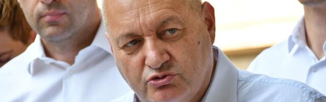 DS: Iz prostorija poslaničkog kluba ukraden transparent Studenti pobeđuju, Brnabić organizovala
