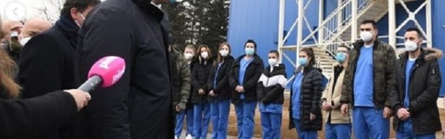 "Lekari, pravite špalir onome koji treba da klekne pred vama"