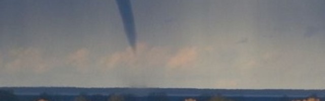 Moćan vodeni tornado nadvio se nad zalivom: Neobičan fenomen propratio je ceo svet i svi su zapanjeni otkrićem