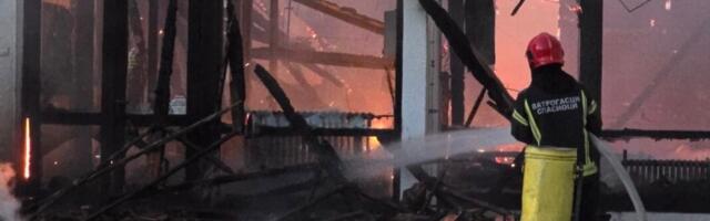 Vatra progutala čitav objekat od 930 kvadrata, deca i zaposleni izašli na vreme: Dramatične slike požara koji je izbio u vrtiću, vatrogasci uspeli da savladaju plamen